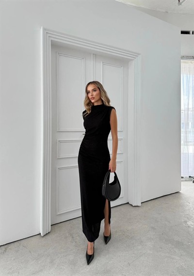 DİK YAKA SİMLİ DRAPELİ YIRTMAÇLI ELBİSE SİYAH