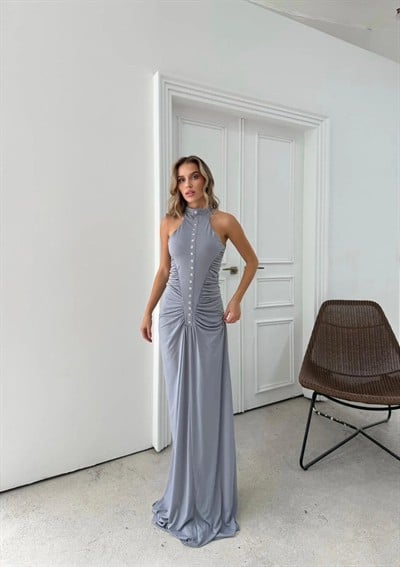 DÜĞME DETAY DRAPELİ UZUN SANDY ELBİSE GRİ