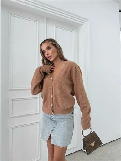 DÜĞME DETAY YUMOŞ TRİKO HIRKA KAHVE