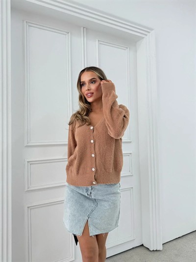 DÜĞME DETAY YUMOŞ TRİKO HIRKA KAHVE