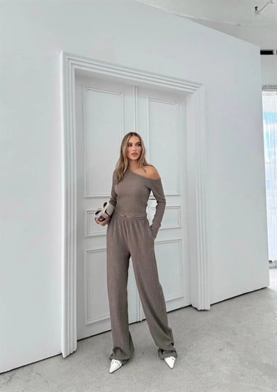DÜŞÜK OMUZ BLUZ VE PANTOLONLU GOFRE İKİLİ TAKIM VİZON