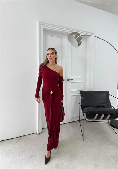 ETEK AKSESUAR SAÇAKLI OMUZ DEKOLTE DETAY UZUN SANDY ELBİSE BORDO