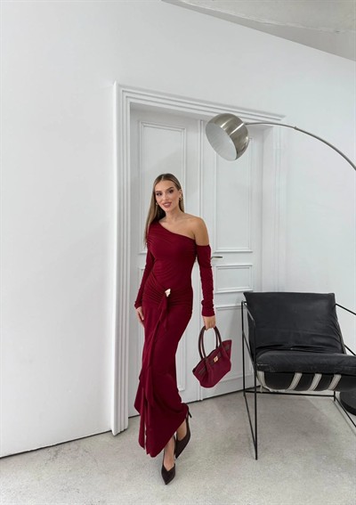 ETEK AKSESUAR SAÇAKLI OMUZ DEKOLTE DETAY UZUN SANDY ELBİSE BORDO