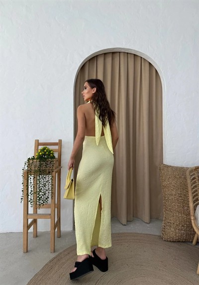 GOFRE BOYUNDAN BAĞLAMALI UZUN KALEM YIRTMAÇ DETAY ELBİSE SARI