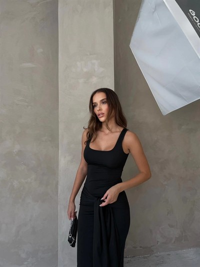 KARE YAKA BEL BAĞLAMA DETAY UZUN KALEM ELBİSE SİYAH