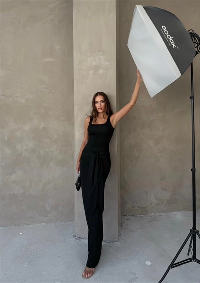 KARE YAKA BEL BAĞLAMA DETAY UZUN KALEM ELBİSE SİYAH