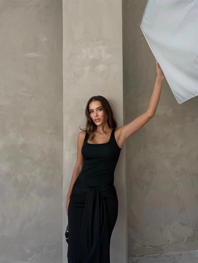 KARE YAKA BEL BAĞLAMA DETAY UZUN KALEM ELBİSE SİYAH