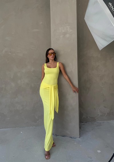 KARE YAKA BEL BAĞLAMA DETAY UZUN KALEM ELBİSE SARI