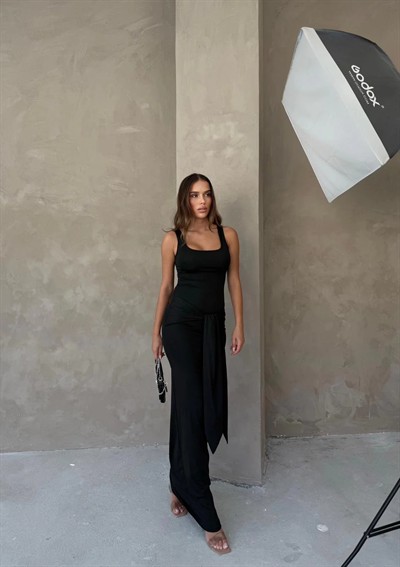 KARE YAKA BEL BAĞLAMA DETAY UZUN KALEM ELBİSE SİYAH