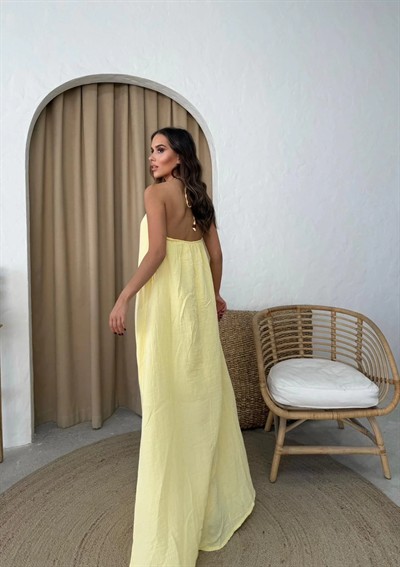 KEMERLİ BOYUN BAĞLAMA DETAY SIRT DEKOLTEUZUN ASTARLI KETEN ELBİSE SARI