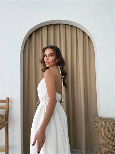 KEMERLİ BOYUN BAĞLAMA DETAY SIRT DEKOLTEUZUN ASTARLI KETEN ELBİSE BEYAZ