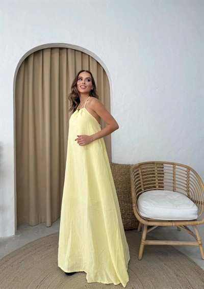 KEMERLİ BOYUN BAĞLAMA DETAY SIRT DEKOLTEUZUN ASTARLI KETEN ELBİSE SARI