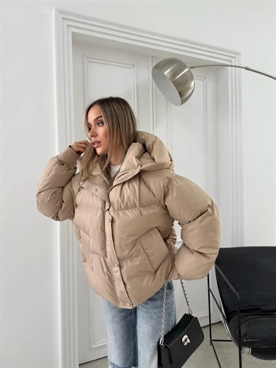 KOL ÇIRTLI KAPİŞONLU ŞİŞME MONT BEJ