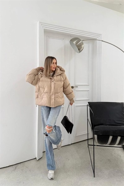 KOL ÇIRTLI KAPİŞONLU ŞİŞME MONT BEJ