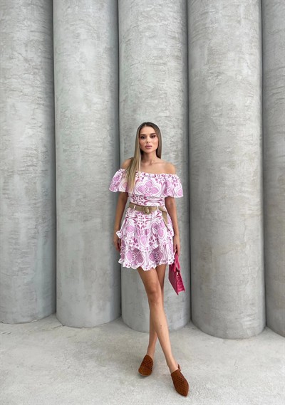 MADONNA YAKA DESENLİ BLUZ VE KEMERLİ ETEKLİ İKİLİ TAKIM PEMBE