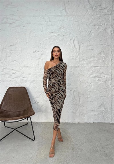 OMUZ DEKOLTE DETAY ZEBRA DESEN TÜL ASTARLI ELBİSE BEJ