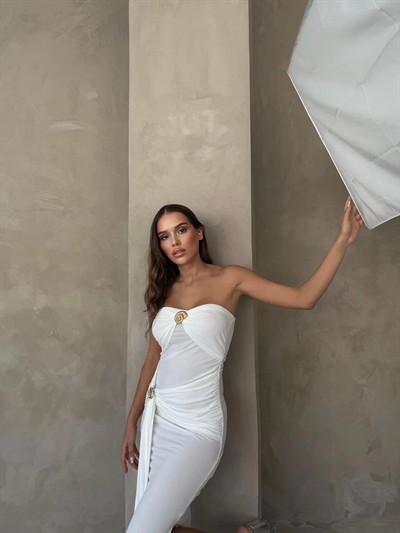 SAÇAKLI STRAPLEZ AKSESUAR DETAY UZUN ELBİSE BEYAZ