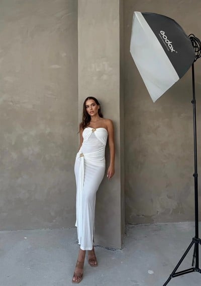 SAÇAKLI STRAPLEZ AKSESUAR DETAY UZUN ELBİSE BEYAZ