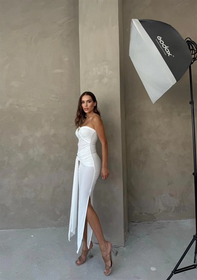 SAÇAKLI STRAPLEZ AKSESUAR DETAY UZUN ELBİSE BEYAZ