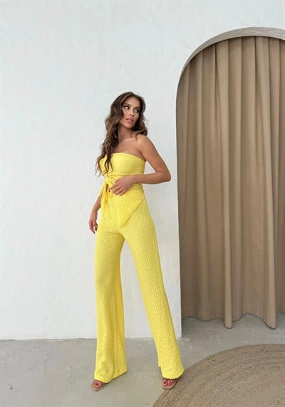 STRAPLEZ BÜZGÜLÜ BLUZ VE PANTOLONLU GOFRE İKİLİ TAKIM SARI