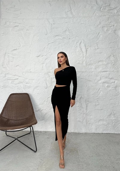 TEK KOL BEL DEKOLTE DETAY DRAPELİ ETEK YIRTMAÇLI SANDY ELBİSE SİYAH