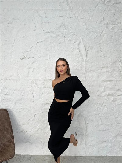 TEK KOL BEL DEKOLTE DETAY DRAPELİ ETEK YIRTMAÇLI SANDY ELBİSE SİYAH