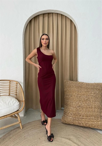 TEK OMUZ AKSESUAR DETAY UZUN ELBİSE BORDO