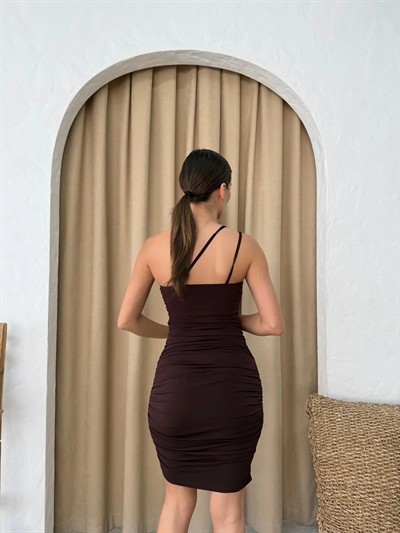 TEK OMUZ İP ASKILI AKSESUAR DETAY DRAPELİ SANDY ELBİSE KAHVE