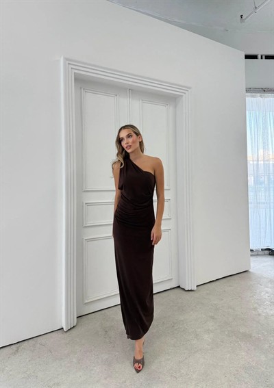 TEK OMUZ KENDİNDEN FULARLI UZUN SANDY ELBİSE KAHVE