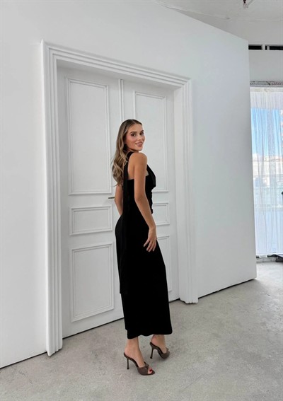 TEK OMUZ KENDİNDEN FULARLI UZUN SANDY ELBİSE SİYAH