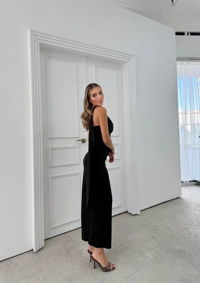 TEK OMUZ KENDİNDEN FULARLI UZUN SANDY ELBİSE SİYAH