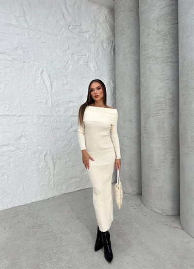 TRİKO MADONNA YAKA YIRTMAÇLI UZUN ELBİSE KREM