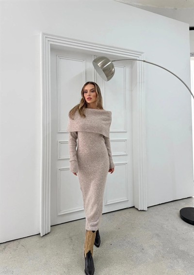 TRİKO MADONNA YAKA YUMOŞ DOKULU UZUN ELBİSE BEJ