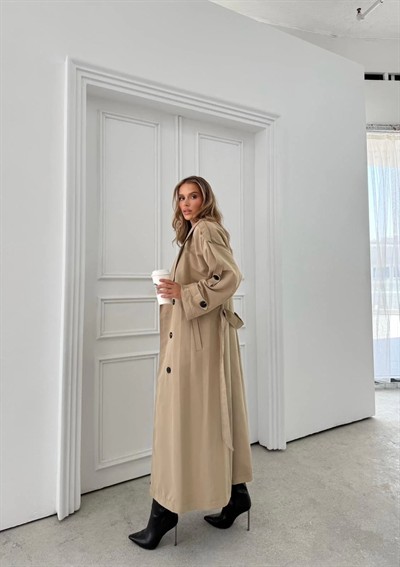 UZUN BEL VE KOL KUŞAKLI DÜĞME DETAY İÇ ASTARLI OVERSİZE TRENÇKOT KREM
