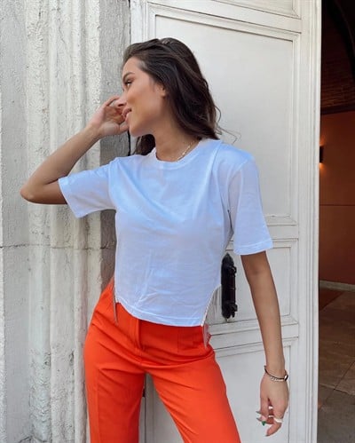 YAN ZİNCİR DETAY CROP TİŞÖRT BEYAZ RENK