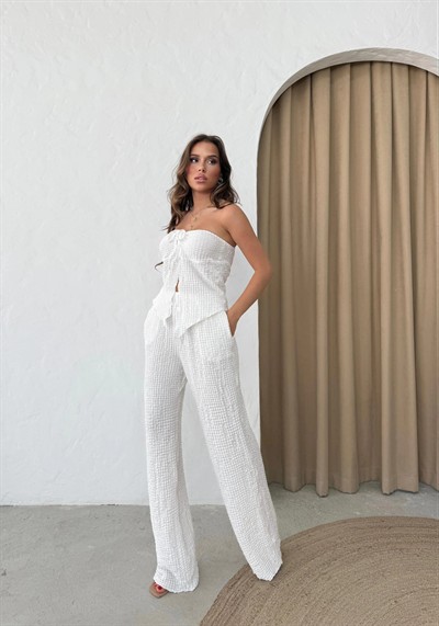 YIRTMAÇLI BÜZGÜLÜ BLUZ VE PANTOLONLU GOFRE İKİLİ TAKIM BEYAZ
