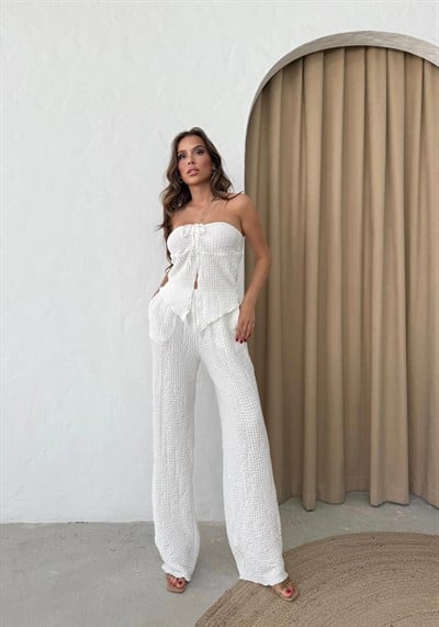 YIRTMAÇLI BÜZGÜLÜ BLUZ VE PANTOLONLU GOFRE İKİLİ TAKIM BEYAZ