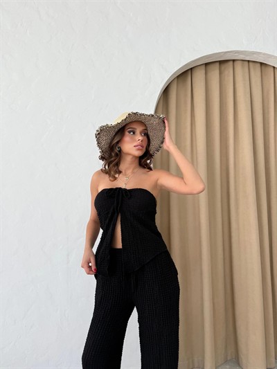 YIRTMAÇLI BÜZGÜLÜ BLUZ VE PANTOLONLU GOFRE İKİLİ TAKIM SİYAH
