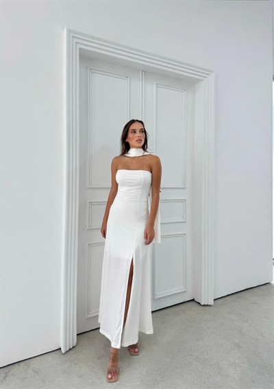 YIRTMAÇLI STRAPLEZ FULARLI UZUN ELBİSE BEYAZ