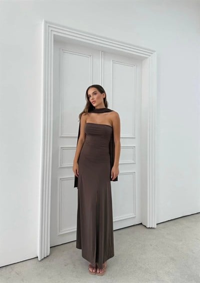 YIRTMAÇLI STRAPLEZ FULARLI UZUN ELBİSE KAHVE