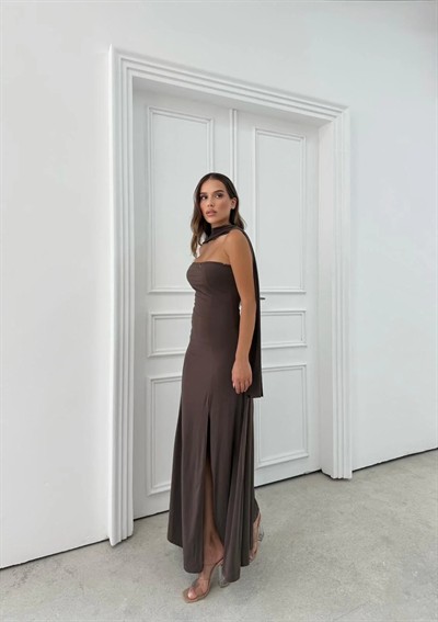 YIRTMAÇLI STRAPLEZ FULARLI UZUN ELBİSE KAHVE