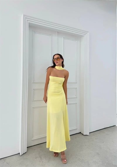 YIRTMAÇLI STRAPLEZ FULARLI UZUN ELBİSE SARI