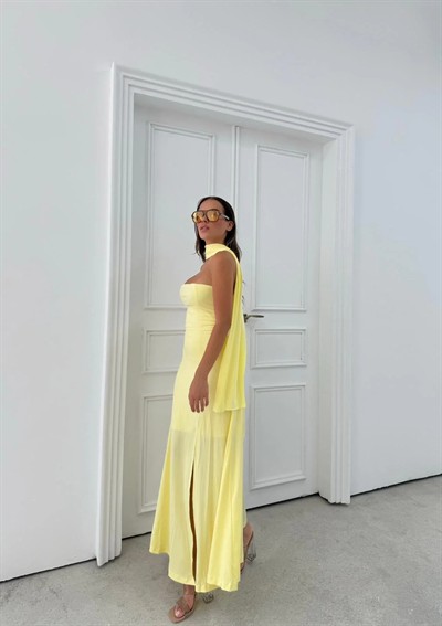 YIRTMAÇLI STRAPLEZ FULARLI UZUN ELBİSE SARI