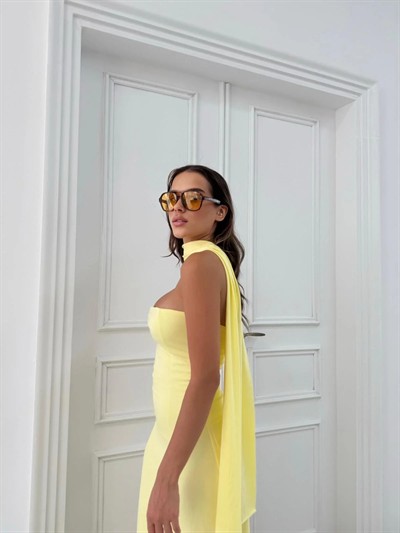 YIRTMAÇLI STRAPLEZ FULARLI UZUN ELBİSE SARI