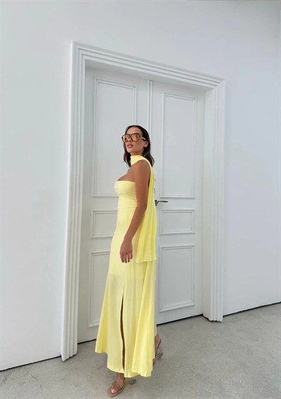 YIRTMAÇLI STRAPLEZ FULARLI UZUN ELBİSE SARI