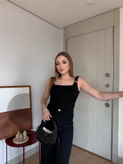 Askı Aksesuar Detay Kare Yaka Yırtmaçlı Bluz Siyah 2301