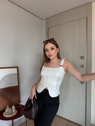Askı Aksesuar Detay Kare Yaka Yırtmaçlı Bluz Beyaz  2301