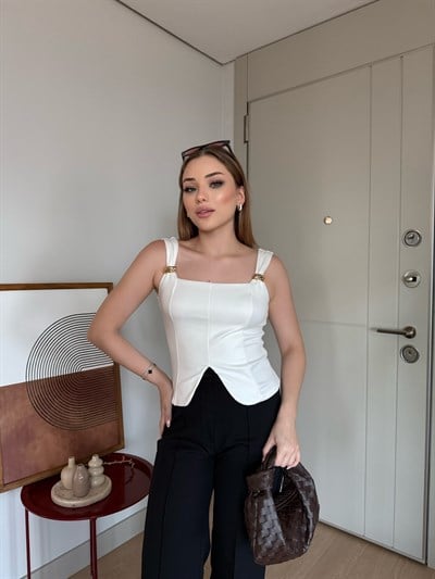 Askı Aksesuar Detay Kare Yaka Yırtmaçlı Bluz Beyaz  2301