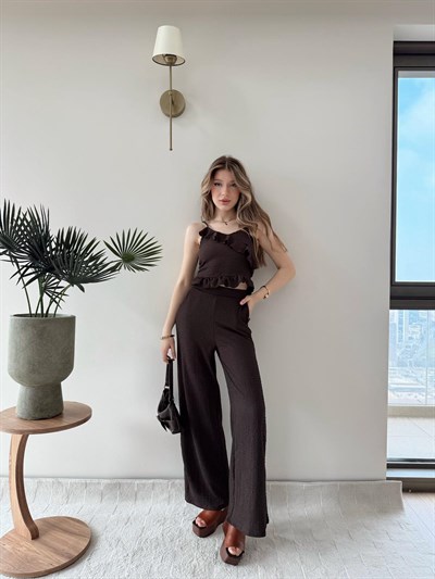Askılı Fırfırlı Bluz ve Pantolonlu İkili Gofre Takım Kahve 2125