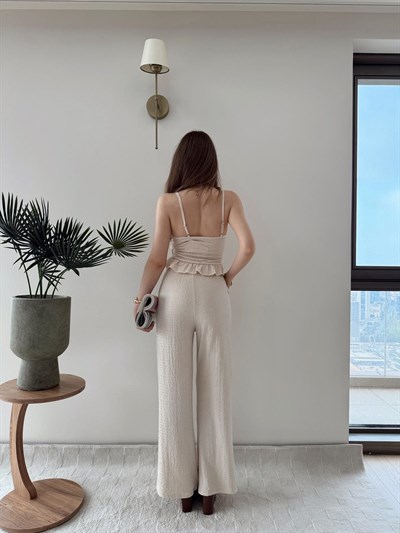 Askılı Fırfırlı Bluz ve Pantolonlu İkili Gofre Takım Bej 2125